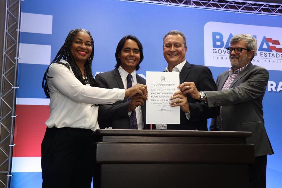 Rui firma convênio que garante a reforma do estádio de Candeias