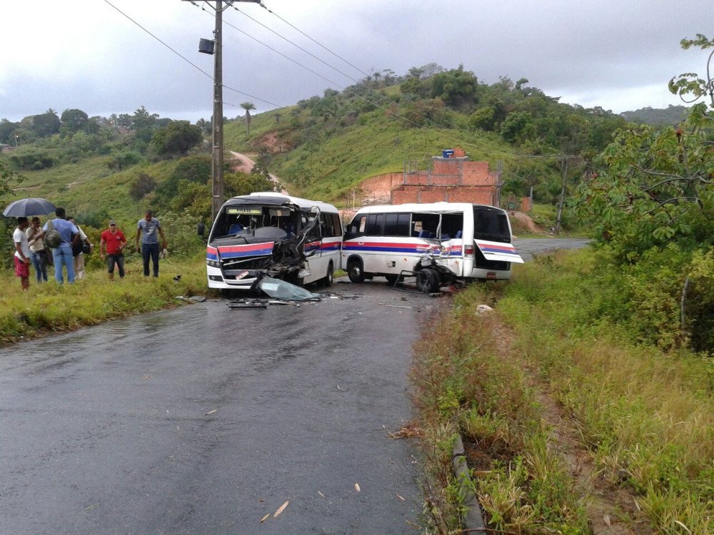 Candeias: Acidente deixa Oito feridos em Passé