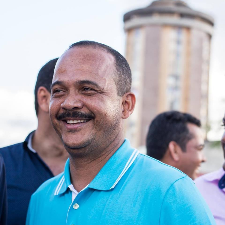 Prefeito de Camaçari, Elinaldo (DEM), consegue “nomear” família na Câmara de Salvador