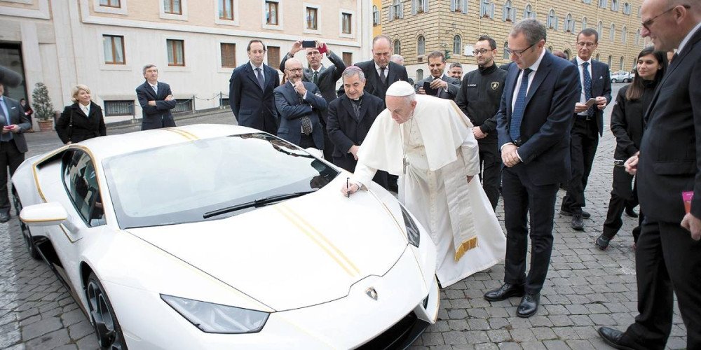 Papa Francisco ganha Lamborghini e decide leiloá-lo
