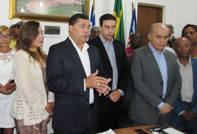 Candeias: Prefeito é reconduzido ao cargo após 37 dias afastado