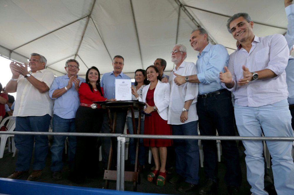 Rui autoriza início das obras do Hospital Metropolitano e entrega certificados do programa Vida Melhor em Lauro de Freitas
