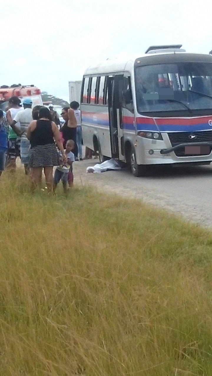 HOMEM MORRE ATROPELADO POR MICRO-ÔNIBUS NA BA-523 EM CANDEIAS