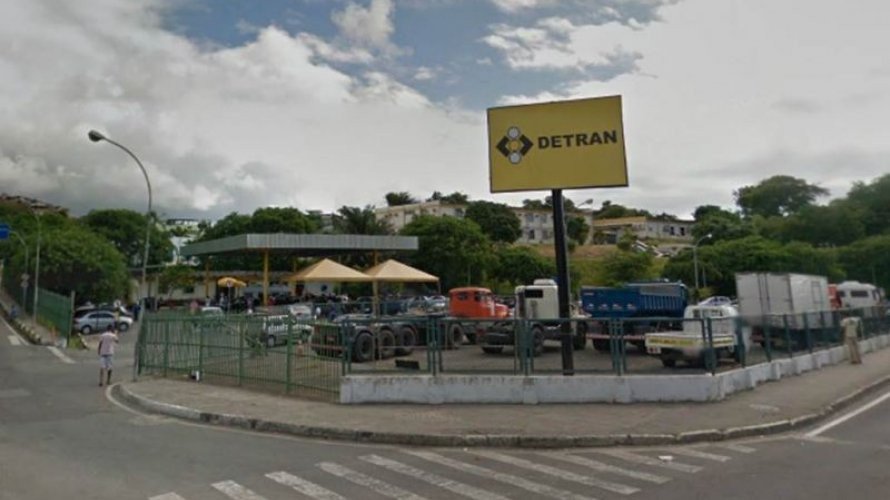 Mulher é morta esfaqueada pelo marido nas escadarias do Detran