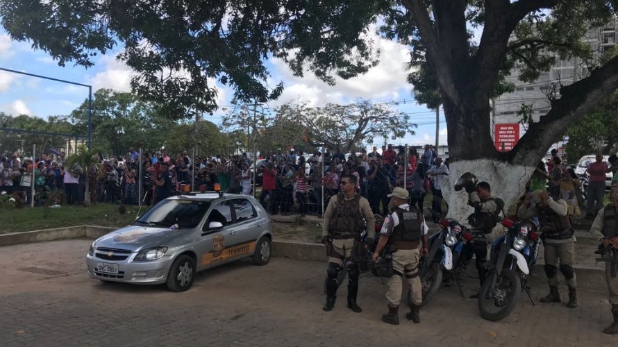 Camaçari: servidores protestam na Câmara contra projeto que limita concessão de aposentadorias