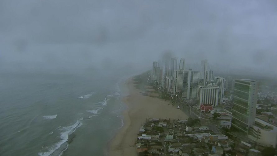 Helicóptero da Rede Globo cai no Recife; comandante e operador de imagens morrem