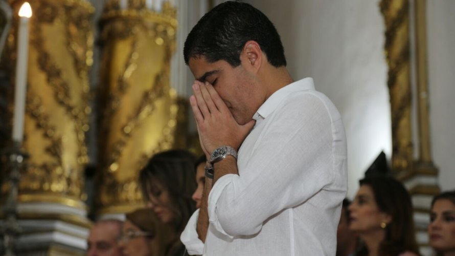 Aniversariante do dia, ACM Neto vai ao Bonfim e é parabenizado por aliados políticos