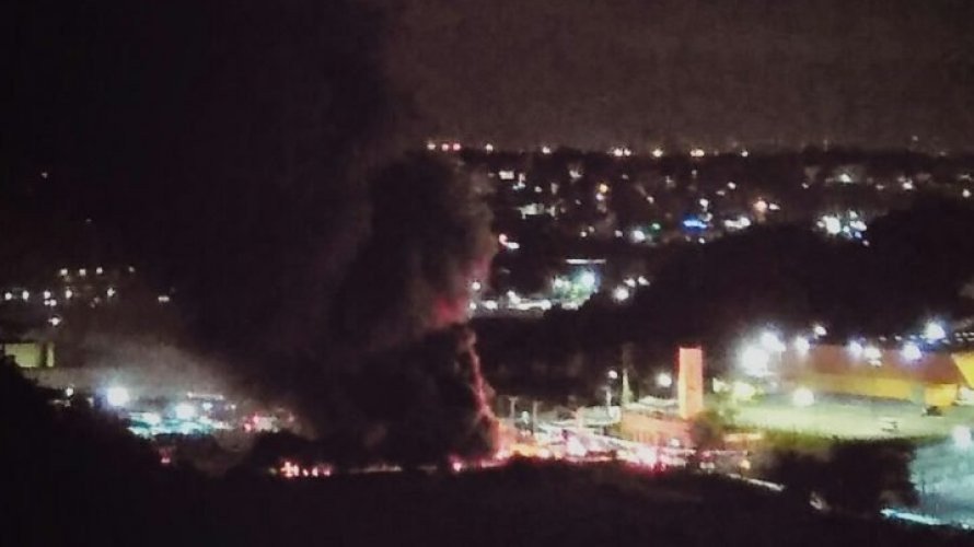 Vídeo: incêndio destroi 60 ônibus em garagem na capital baiana