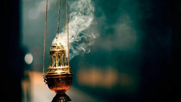 Coroinhas colocam maconha no incenso da missa