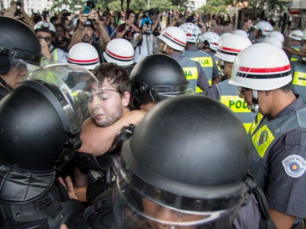 Manifestação contra falta d'água tem tumulto na Avenida Paulista