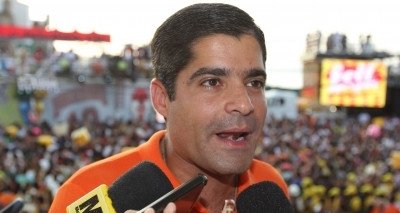 Neto tem ‘zero cabeça’ para política no carnaval, mas fala em ‘contagem regressiva