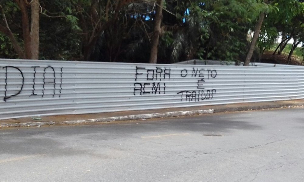 Contrários à construção de supermercado do deputado João Gualberto, chamam Neto e Leo Prates de traidores em pichação