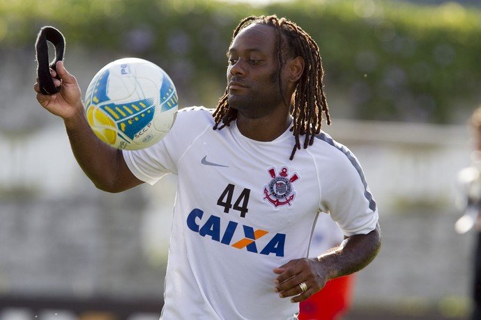 Vagner Love é apresentado e diz que abrirá mão do carnaval para treinar