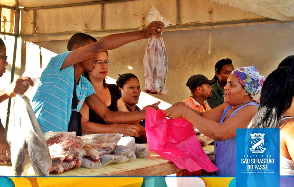 Prefeitura de São Sebastião do Passé inicia a entrega dos cartões do peixe da Semana Santa