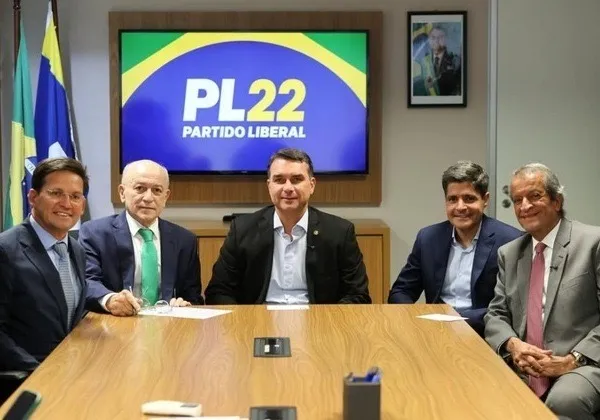 Pressionado por bolsonaristas nacionais, ACM Neto deve fechar apoio a Flávio Bolsonaro para garantir fundo partidário e tempo de TV do PL