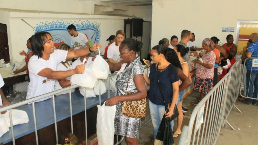 Prefeitura de Candeias inicia distribuição de peixe e cesta para a Semana Santa