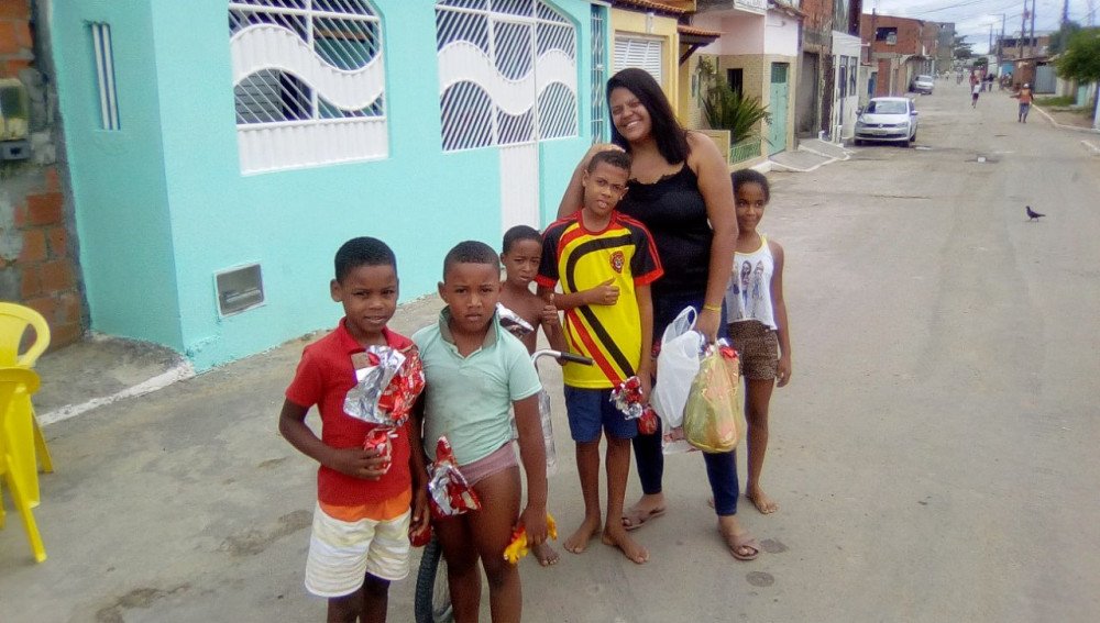 Escritora Candeense celebra a marca de 5 mil exemplares Vendidos distribuindo Ovos de Pascoa para Crianças Carentes