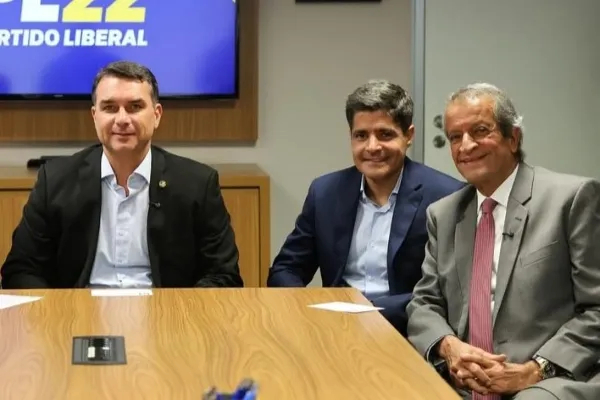 Com chancela de ACM Neto, Câmara de Salvador concedeu título a Flávio Bolsonaro; senador agora enfrenta desgaste após áudio sobre R$ 134 milhões