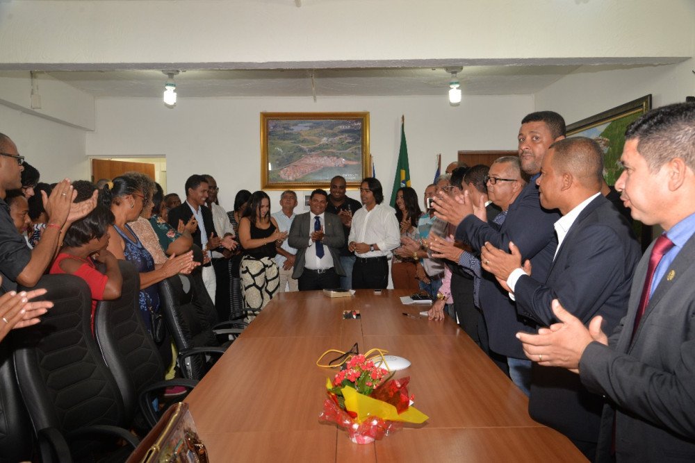 MARIVALDA SE TORNA A PRIMEIRA MULHER SECRETÁRIA DE SERVIÇOS PÚBLICOS DE CANDEIAS.