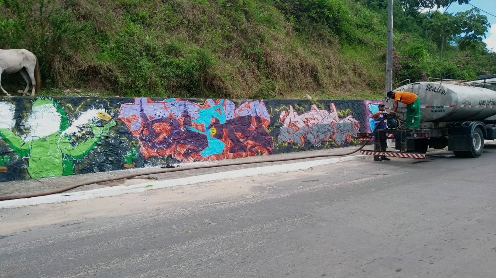 Prefeitura de Candeias retira tinta que manchou muro com obras de arte na Areia!