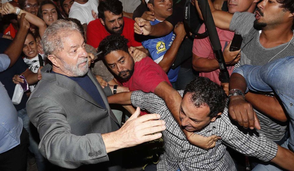 Ex-presidente Lula se entrega à PF