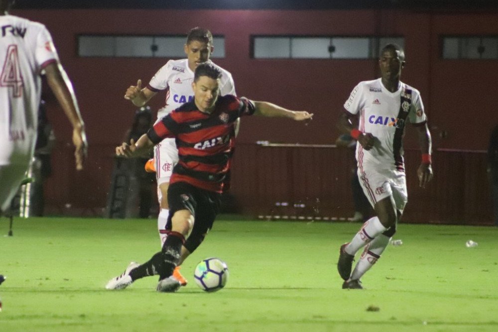 Em jogo marcado por erros de arbitragem, Vitória não aproveita Flamengo com 10 jogadores e só empata no Brasileirão