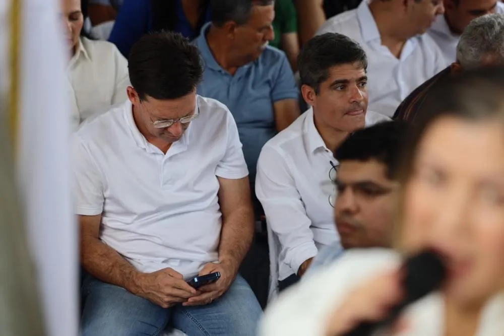 Multidão recepciona Jerônimo com aplausos e ignora ACM Neto em procissão no interior