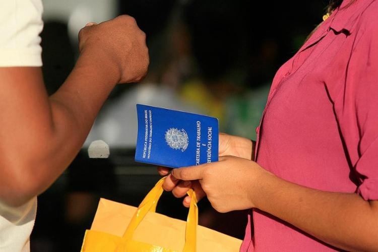 Bahia vai na contramão do resto do país e registra aumento de carteiras assinadas