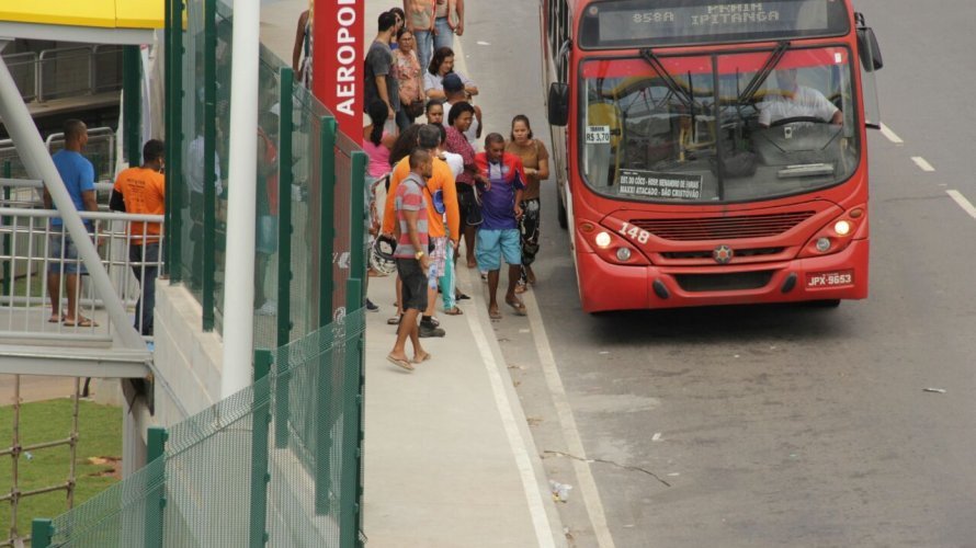 Metrô é inaugurado com ponto de ônibus em viaduto e gera caos em Lauro de Freitas