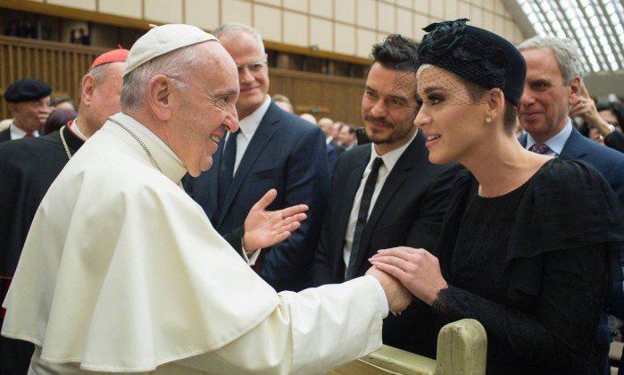Papa Francisco participa de conferência de saúde e se encontra com Katy Perry e Orlando Bloom no Vaticano