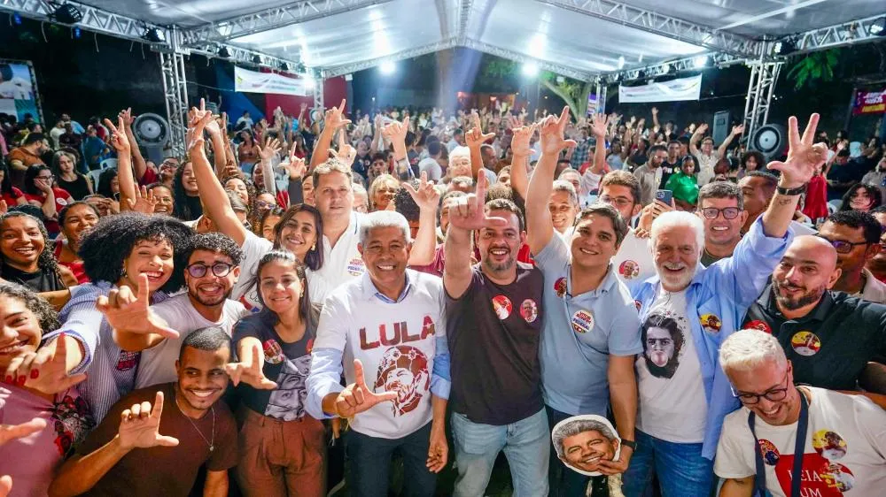 “Minha mãe não concluiu os estudos, mas hoje eu estou na universidade graças ao governo que abriu as portas”, diz jovem quilombola em ato com Jerônimo