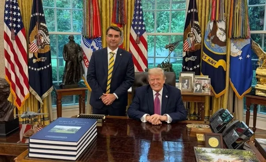 Após encontros da família Bolsonaro com Trump, governo dos EUA anuncia tarifa de 25% e amplia ataque ao Pix