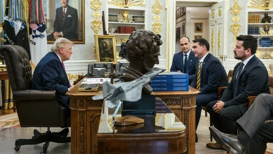 Após tarifa contra o Brasil, foto de Trump com família Bolsonaro reforça debate sobre interferência junto ao governo dos EUA