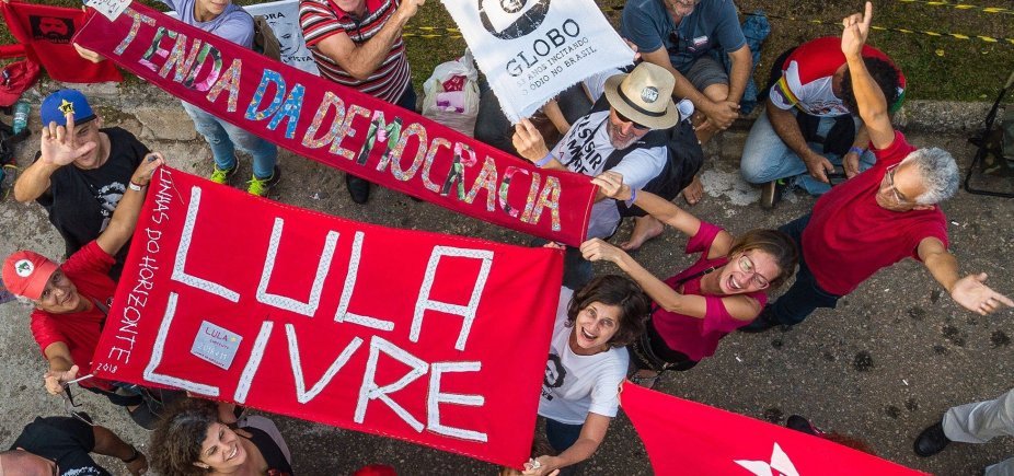 Delegado da PF quebra caixa de som usada em acampamento petista em Curitiba