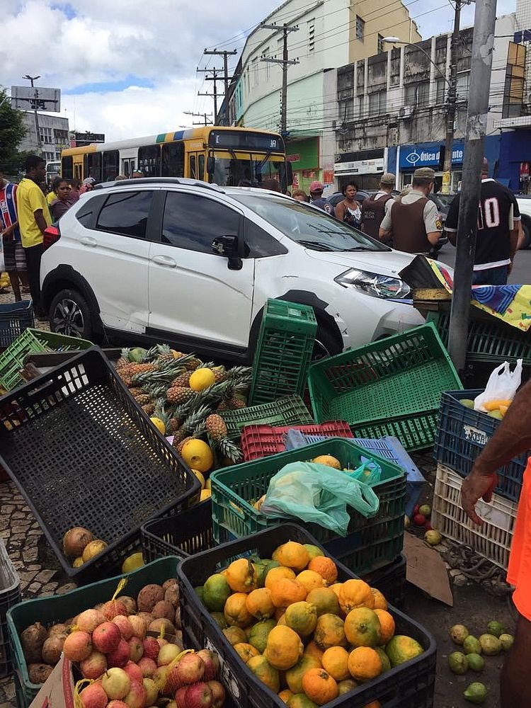 Médica atropela três pessoas em frente da estação de trem na Calçada
