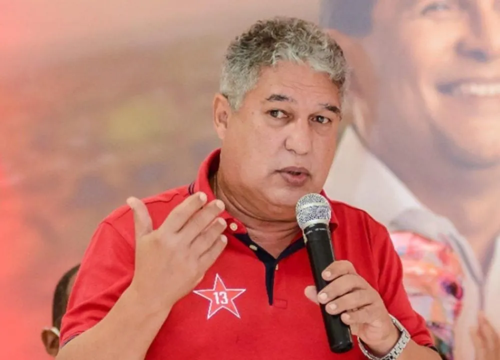 Líder do governo compara ação de Flávio ao roteiro fracassado de ACM Neto
