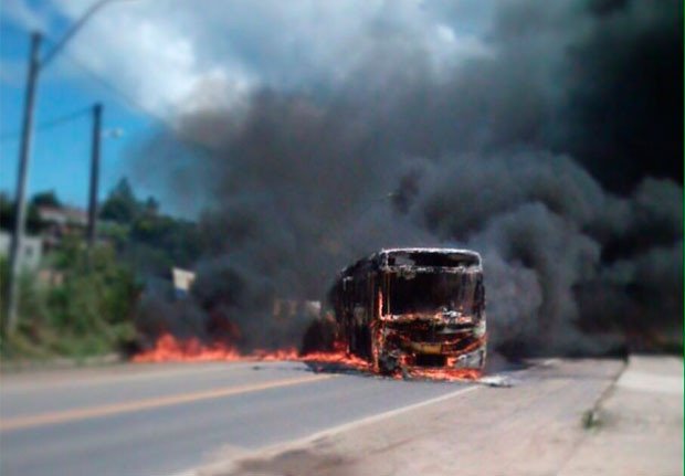 Homens armados incendeiam ônibus na Base Naval