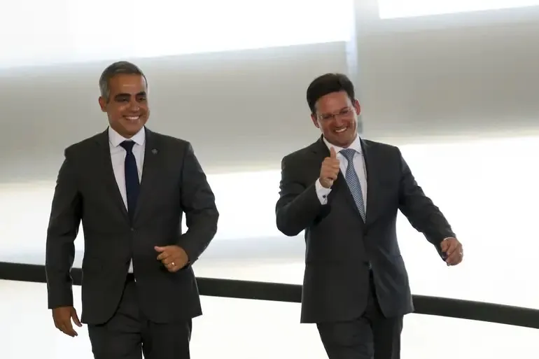 André Mendonça blinda ACM Neto, que recebeu milhões de Vorcaro, e protege seu grupo de investigações