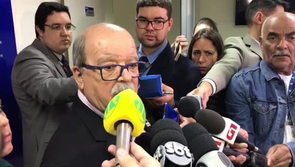 Líder diz que caminhoneiros querem voltar ao trabalho, mas 'intervencionistas' que buscam 'derrubar o governo' não deixam