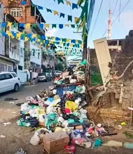 Abandono: lixo se acumula em Salvador enquanto prefeito curte festas no interior