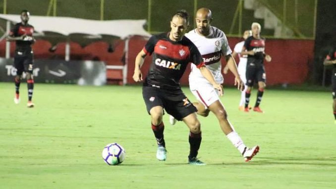 Vitória sofre gol no fim e perde para o Inter por 3 a 2 no Barradão