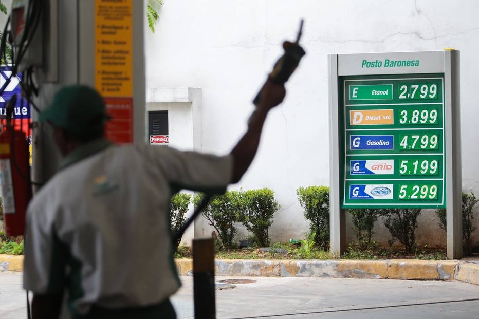 Petrobras eleva preço da gasolina em 2,25% nas refinarias e aumento passa a valer a partir de hoje