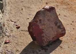 Polícia procura mulher que matou casal em moto com pedrada