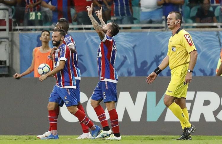 Com golaço no fim do jogo, Bahia supera o Corinthians na Fonte Nova