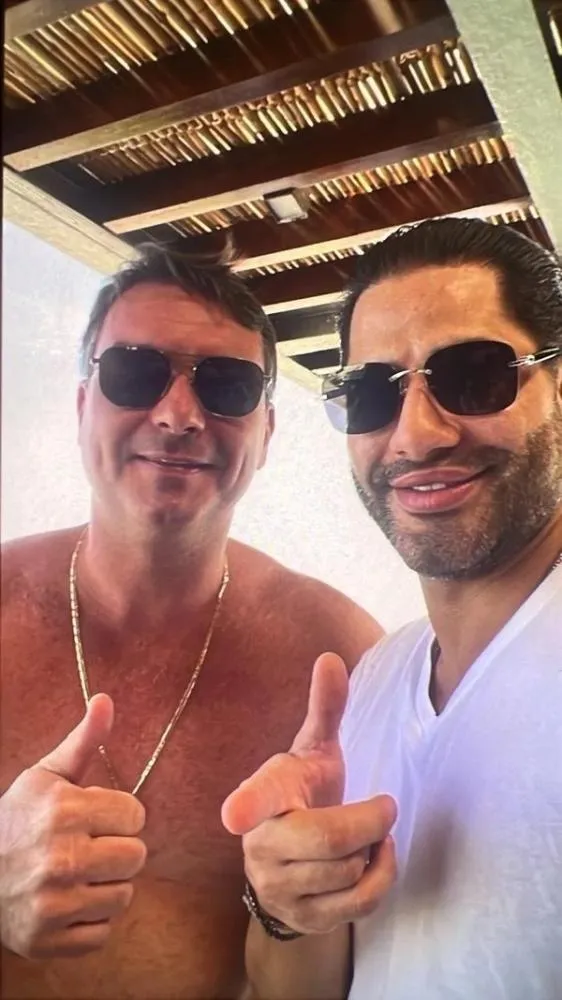 Flávio Bolsonaro aparece em foto com Sicário, homem apontado pela PF como operador de Daniel Vorcaro