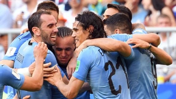Uruguai resolve no primeiro tempo, bate Rússia e fecha primeira fase na liderança