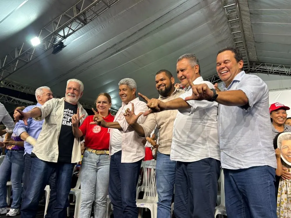 De vermelho, prefeita do UB reafirma apoio a Jerônimo e desabafa: “desarmei o palanque”