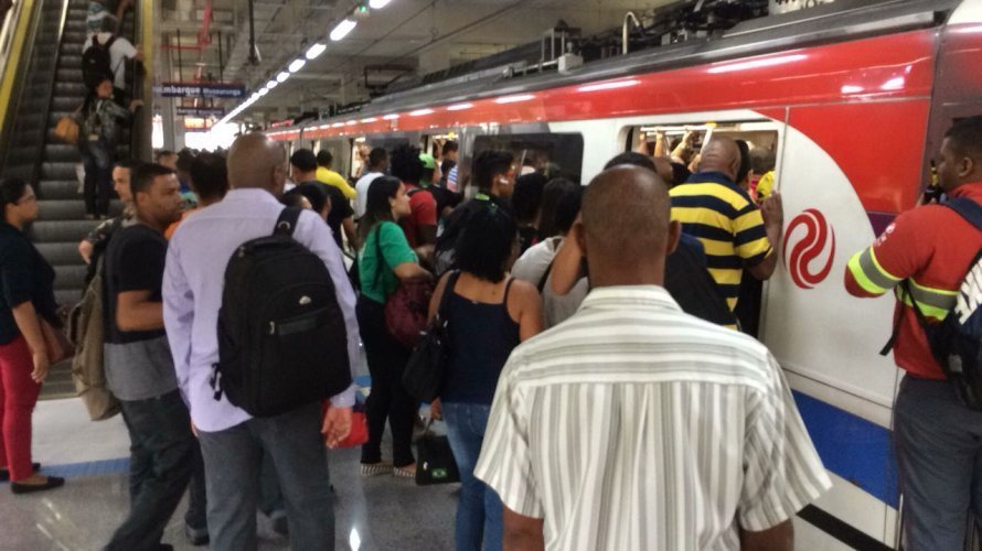 Após pane elétrica, passageiros do metrô são transportados em ônibus entre estações