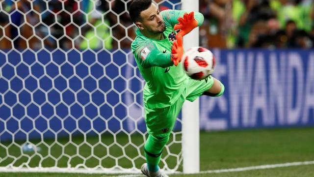 Zagueiro 'imita' Suárez, mas Dinamarca perde nos pênaltis e Croácia pega a Rússia nas quartas da Copa