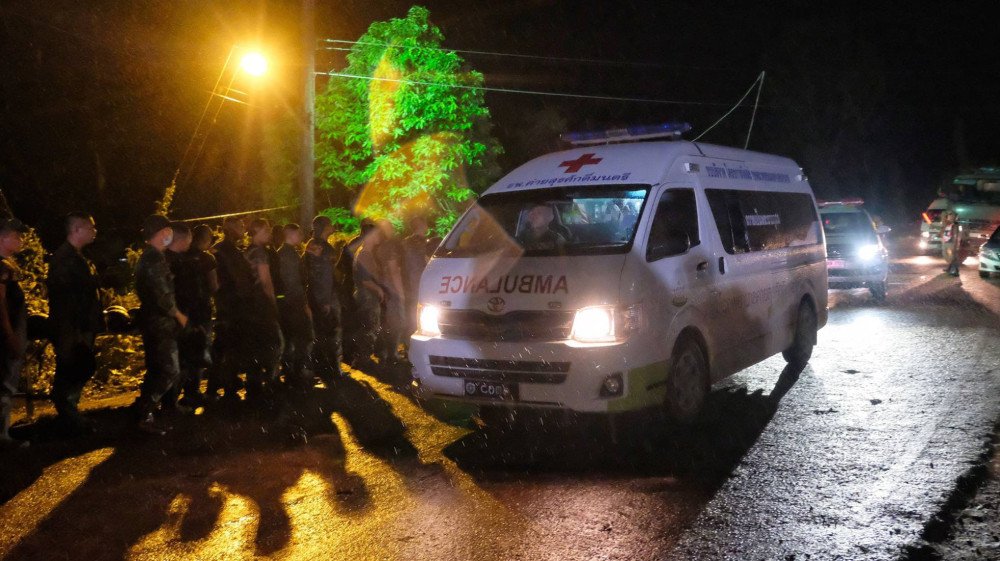 Resgatados com sucesso todos os meninos e o treinador presos em caverna na Tailândia